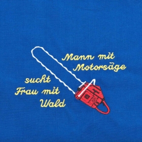 Blaue Sch�rze mit Motiv "Mann mit Motors�ge sucht Frau mit Wald"