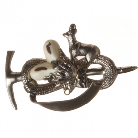 Attraktive Anstecknadel mit Bergmotiv