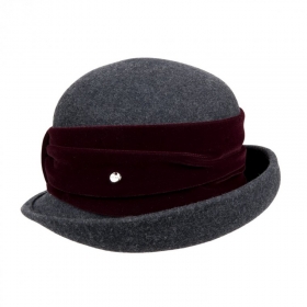 Cloche Hut mit geschwungener Krempe und Samthutband