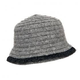 Gerippter Wollhut Dora mit Spitzengarnitur